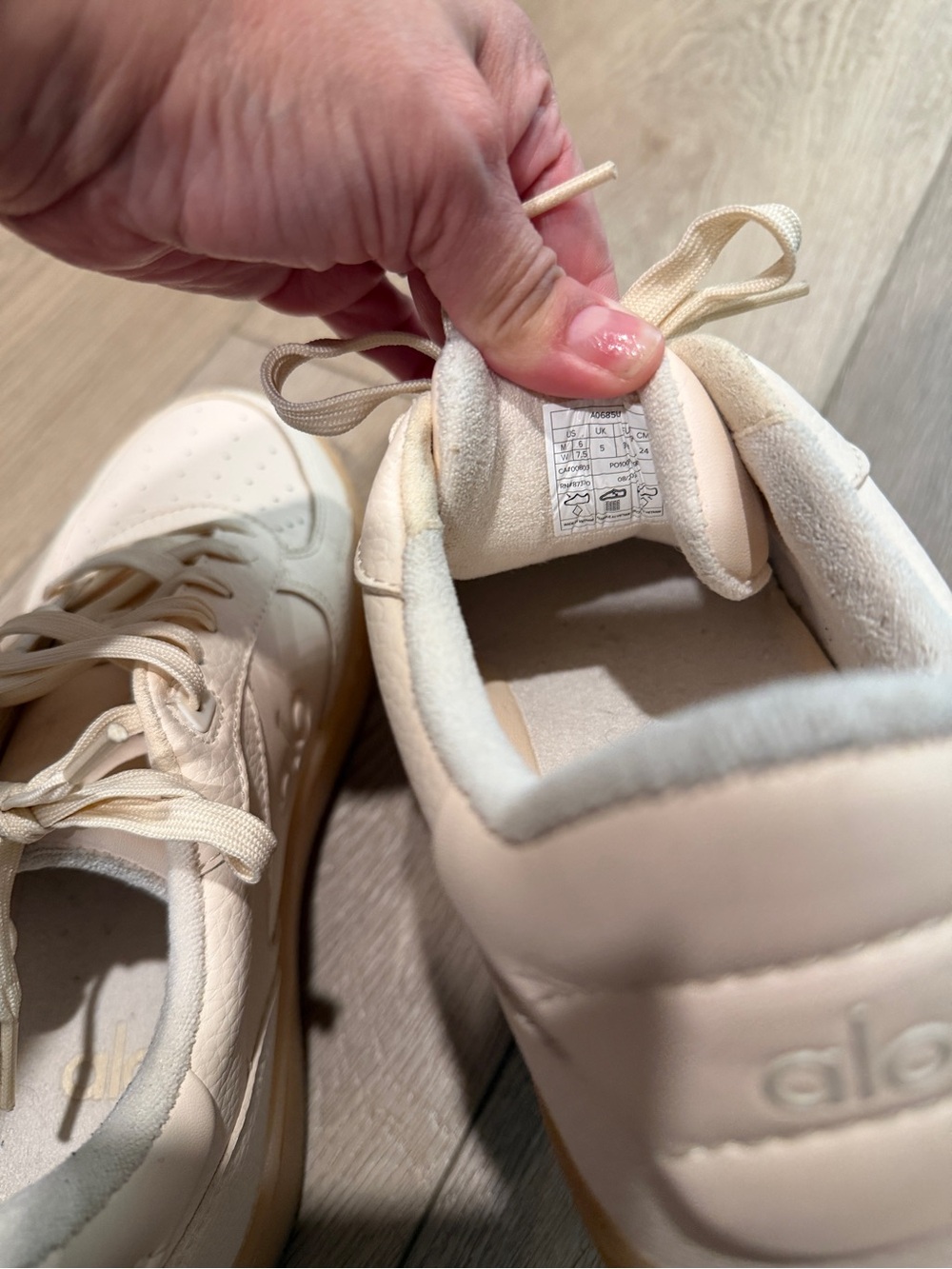 Alo recovery sneakers ladies 7.5 - Picture 5 of 8
